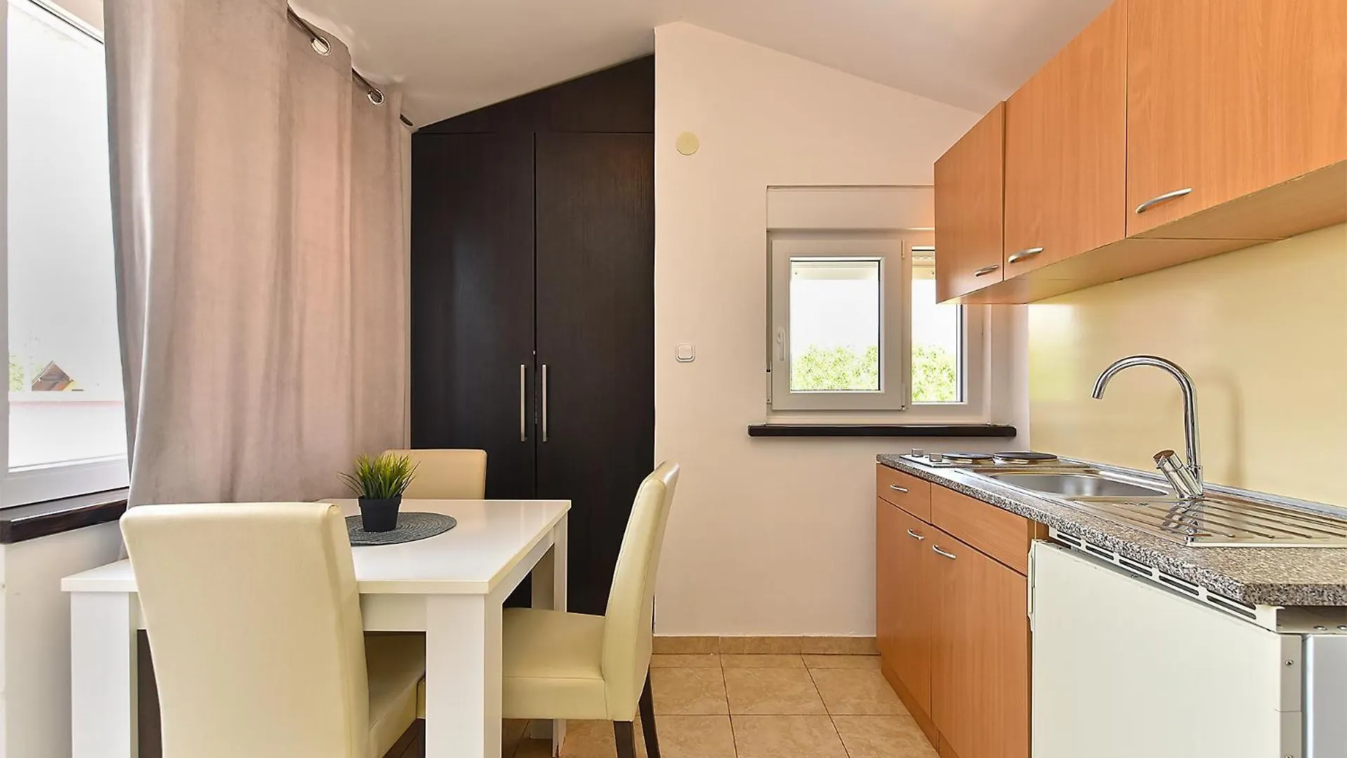 Villa House 2019 Frata 0*,